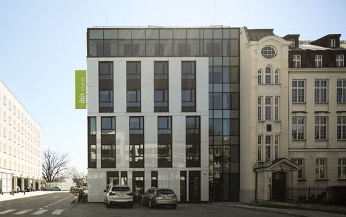 Architektoniczne łączenie starego z nowym - nowoczesny hotel współgra z zabytkową kamienicą